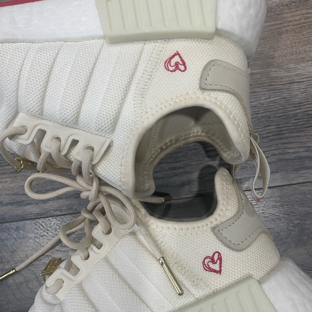 Adidas NMD R1 Valentine’s sneaker - Picture 6 of 14